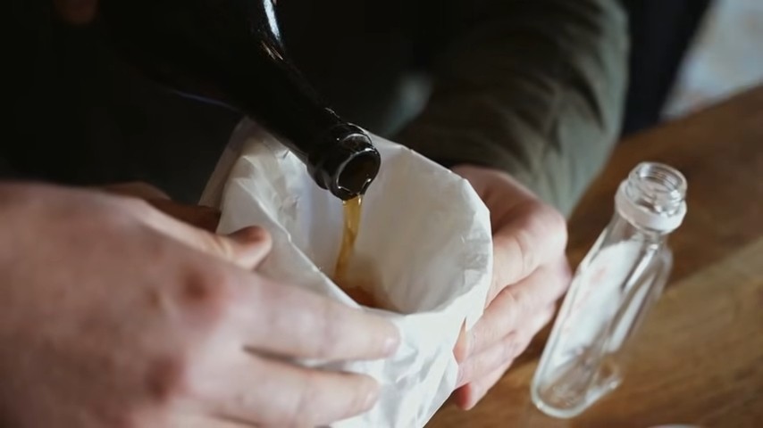 Експерти за алкохол пробаа шише алкохол старо 150 години пронајдено во стар рударски град