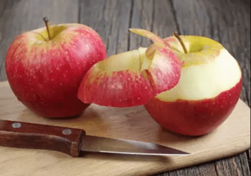 Неверојатно кремаста торта од јаболка што се прави за само 5 минути