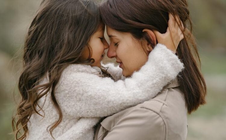 Прегратките на мама и тато значат повеќе отколку што мислиме – 3 причини се важни