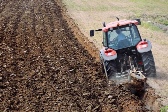 Земјоделците револтирани од кратење на субвенциите, најавуваат протести