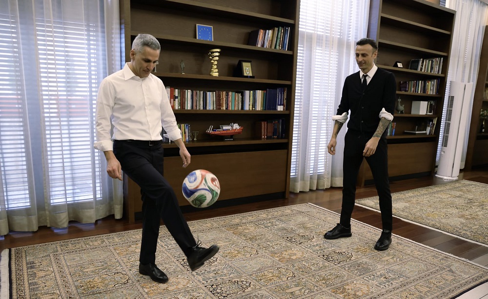 (ФОТО) Фудбал се игра и во кабинетот на бугарскиот премиер