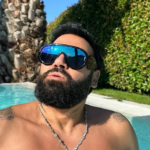 (Фото) Азис си стави силикони, па се огласи од болничкиот кревет: „Со текот на времето ќе се намалат“