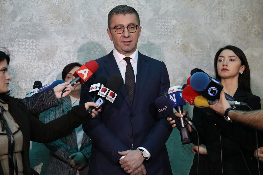 Мицкоски: Ќе се повлечеме од набавката на нов владин авион и ќе се молиме да останеме живи