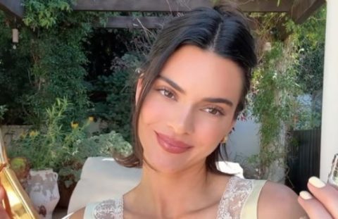 Вистински земјотрес на социјалните мрежи: Џенер ги соблече гаќичките и го покри задникот со штикли