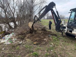 Акција за чистење на коритото на Вардар во Форино по поплавите