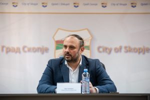 Деветгодишно девојче скокнало од балкон во Германија: мајката и се заканувала со нож