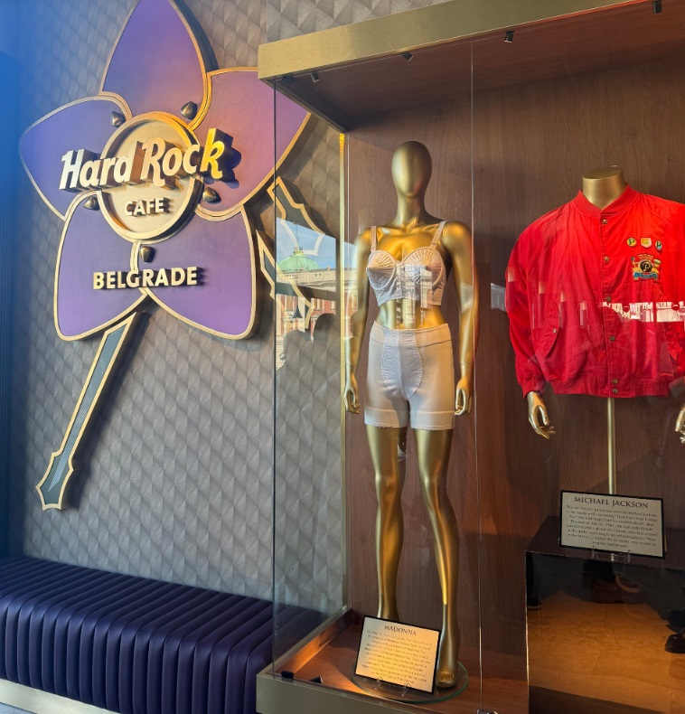 ВО БЕЛГРАД СЕ ОТВОРИ ПРВОТО „ХАРД РОК КАФЕ“ СО АВТЕНТИЧНИ ЕКСПОНАТИ ОД РОК ИСТОРИЈАТА
