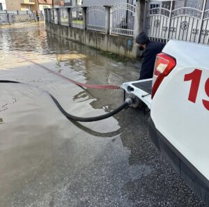 Поплави во Гостивар-Најкритично во Форино, се интервенирало и преку ноќта