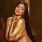 (Фото) Кајли Џенер „пука“ од сексапил во новата кампања за долна облека