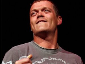 Замина гласот на една генерација: Почина фронтменот на 3 Doors Down