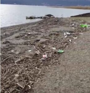 Брегот на Охридското Езеро во Струга затрупан со ѓубре