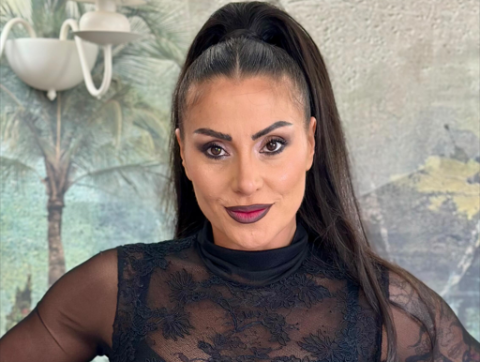 Сузана Гавазова си поигра со „АI“: Фолкерката со микрофон во шарена карикатура