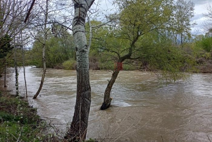 ЦУК ЗА ОБИЛНИТЕ ВРНЕЖИ: Евакуирани 180 лица од поплавени куќи во Кичево, во куќа во Гостиварско заглавени две деца со мајка