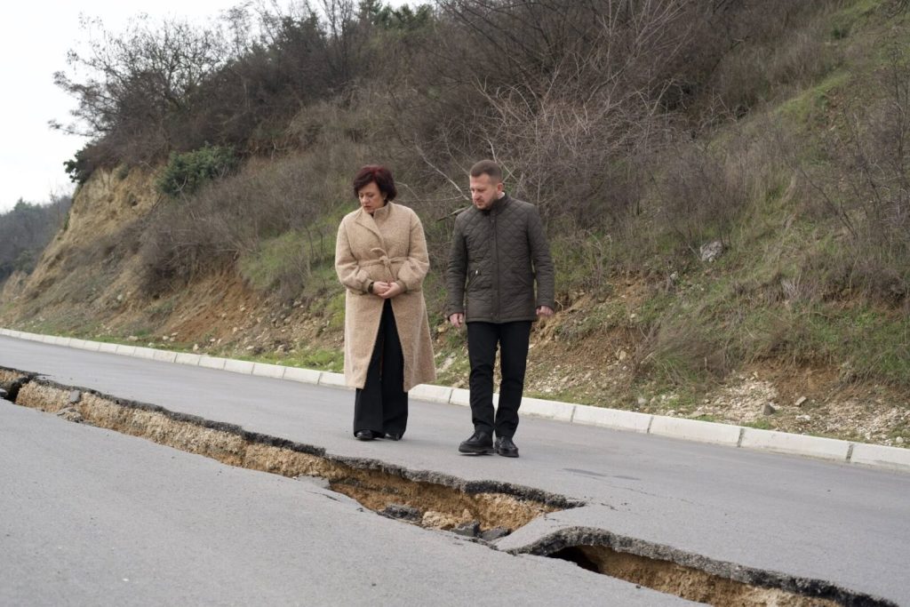 (Фото) Патот кон Теферич затворен за сообраќај, градоначалничката на Кисела Вода најави најбрзо  техничко решение