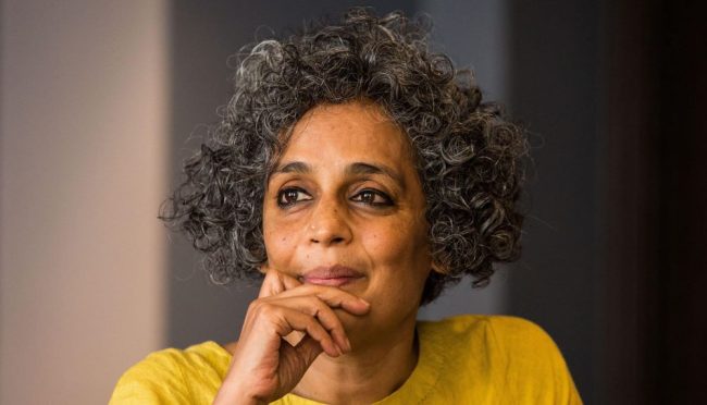 ПИСАТЕЛКАТА АРУНДАТИ РОЈ СЕ ПОВЛЕЧЕ ОД БЕРЛИНАЛЕ ОТИ ВЕНДЕРС РЕЧЕ ДЕКА ФИЛМАЏИИТЕ МОРА ДА СЕ ДРЖАТ ПОДАЛЕКУ ОД ПОЛИТИКАТА