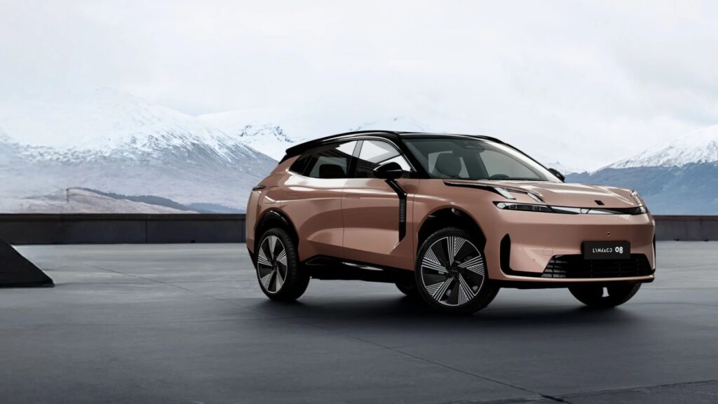 Lynk & Co 08 помина речиси 300 километри само на струја – без капка бензин