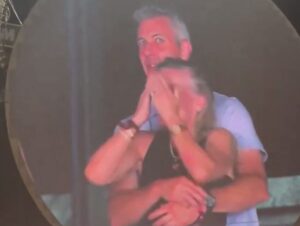 (Фото) Се сеќавате ли на љубовницата од концертот на „Колдплеј“: таа сега ужива во животот