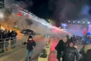 (ВИДЕО) Насилни протести во Албанија: Пиротехника, но и Молотови коктели се фрлаа кон зградата на владата