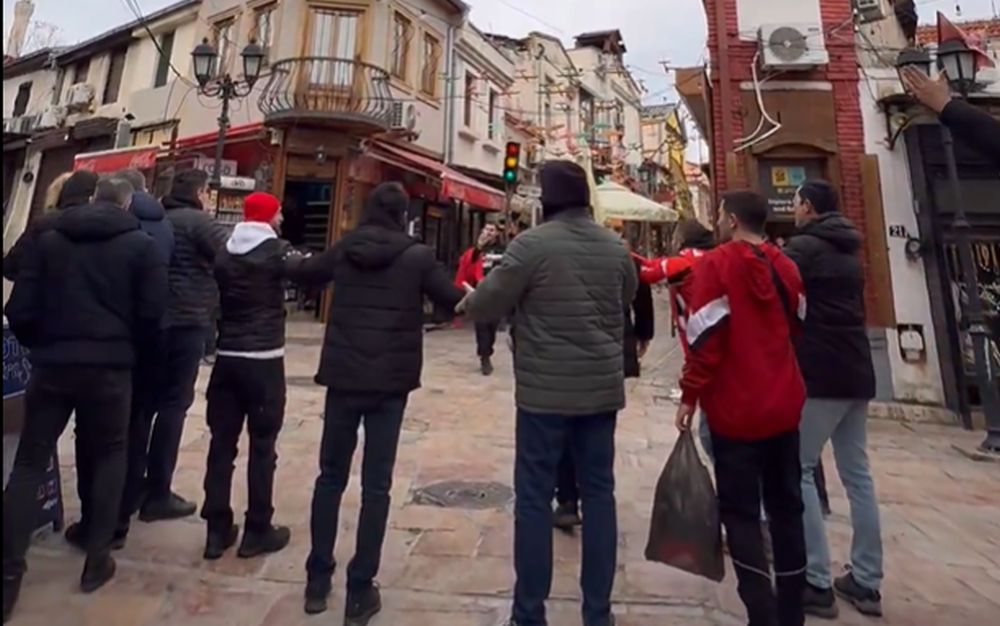 Навивачи на Самсунспор го „окупираа“ Скопје – нивната песна ечи во Чаршија (ВИДЕО)