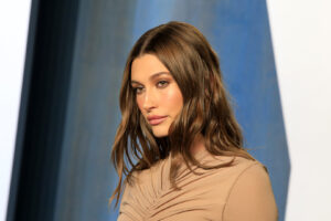 (Видео) „Дрзок гол фустан“ само за неа: Хејли Бибер никогаш не била толку секси