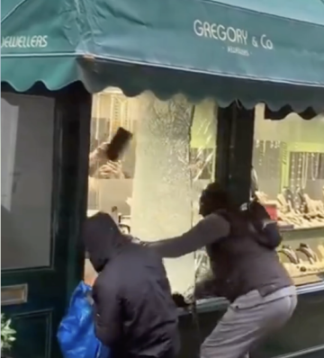 (ВИДЕО) ГРАБЕЖ ВО ЛОНДОН СРЕДЕ БЕЛ ДЕН: Маскирани лица го скршија излогот на златарница и заминаа со пленот