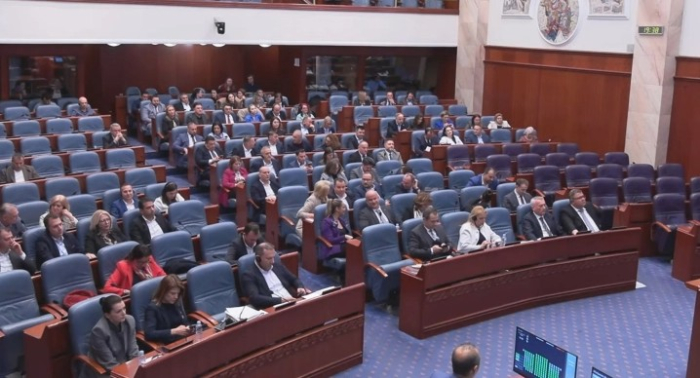 Собранието ги донесе законите со кои се намалуваат платите на пратениците и избраните и именувани лица