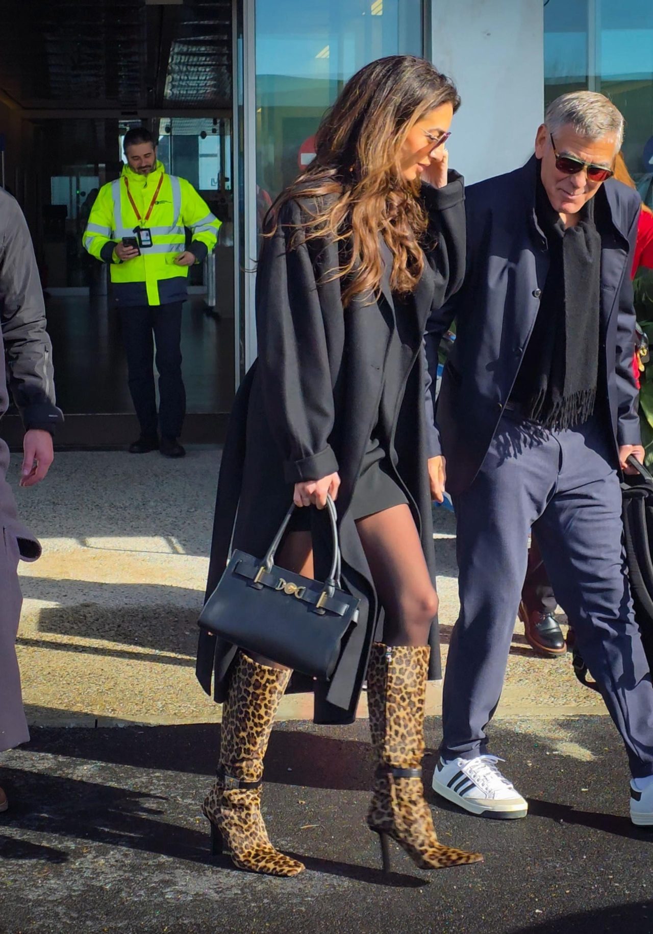 Амал Клуни привлече внимание во впечатливи чизми од телешка кожа кои не можеа да поминат незабележано