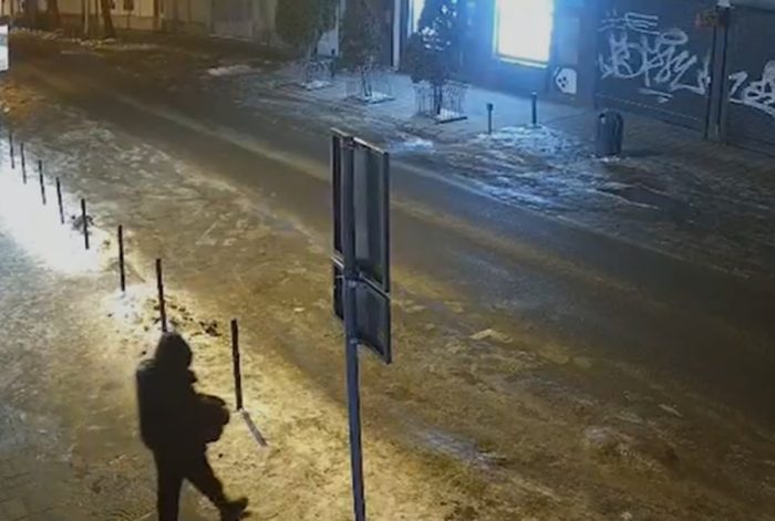 (ВОЗНЕМИРУВАЧКО ВИДЕО) ЖЕНА ГО ПОСТАВИЛА ЕКСПЛОЗИВОТ ВО ЛАВОВ: Украинската премиерка вели дека е јасно кој стои зад нападот