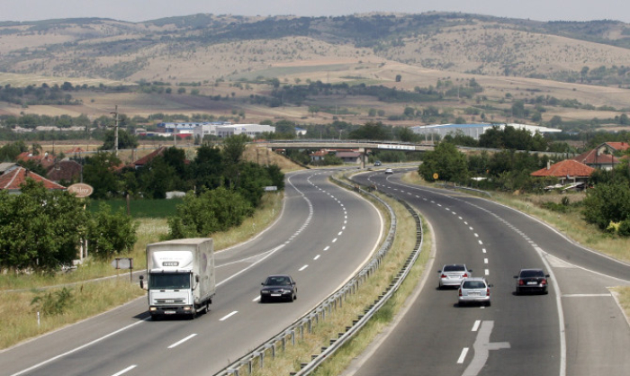 Сообраќајот се одвива непречено по влажни коловози