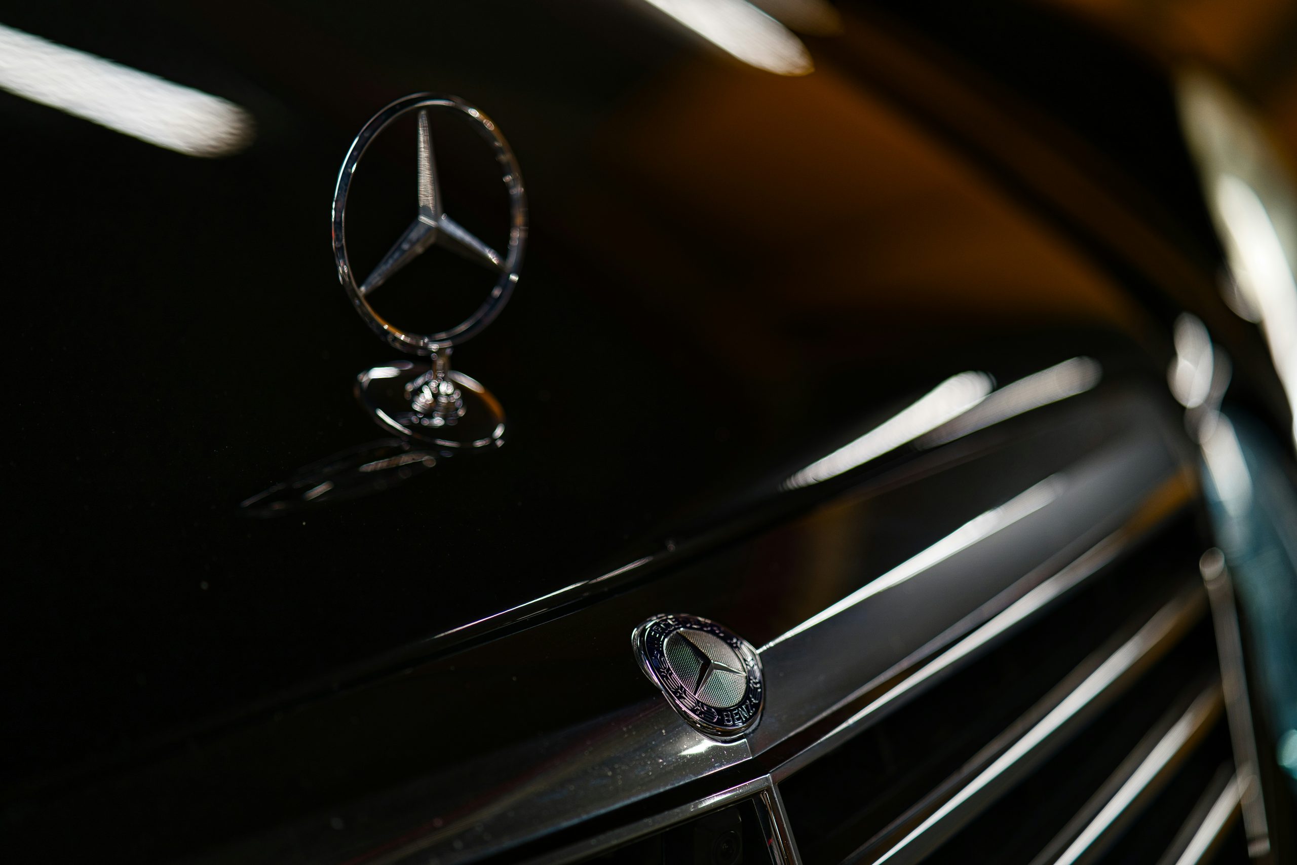 ОД ЗЛАТНИ МАРЖИ ДО БОРБА ЗА СЕКОЈ ПРОЦЕНТ: Што се случува со „Мерцедес“?