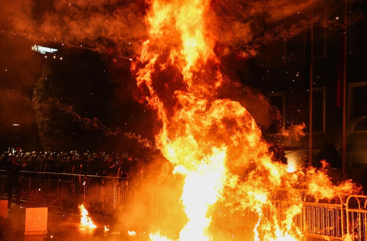 (ФОТО) ТЕНЗИИ ВО ТИРАНА: Демонстрантите фрлаа молотови коктели кон зградата на Владата