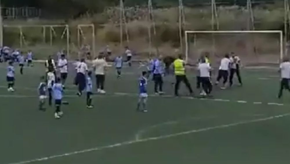 Возрасни насилници влетале да тепаат деца на фудбалски меч во Тетово!