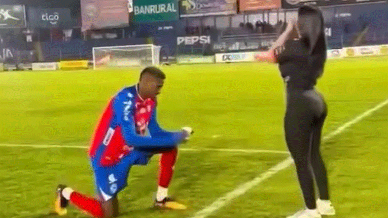 Фудбалер ѝ предложи брак на девојката после меч, три дена подоцна раскинаа