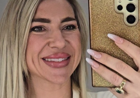 Градите ѕирнаа од фустанот: Јована Јеремиќ го покажа своето згодно тело (видео)