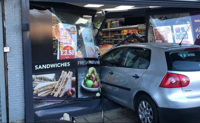 Со „голф“ се забил во маркет, повредил продавачка, го оставил возилото и избегал