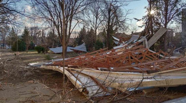 ВЕТЕР ОТКОРНА КРОВ ОД СРЕДНО ШКОЛО ВО ГЕВГЕЛИЈА, НЕМА ПОВРЕДЕНИ