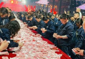 (Видео) Кинеска компанија им стави 26 милиони долари кеш на маса на работниците да земе кој колку сака