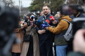 „Денешниот ден треба да ги засрами сите, а најмногу пратениците“ – ССМ го блокираше Собранието