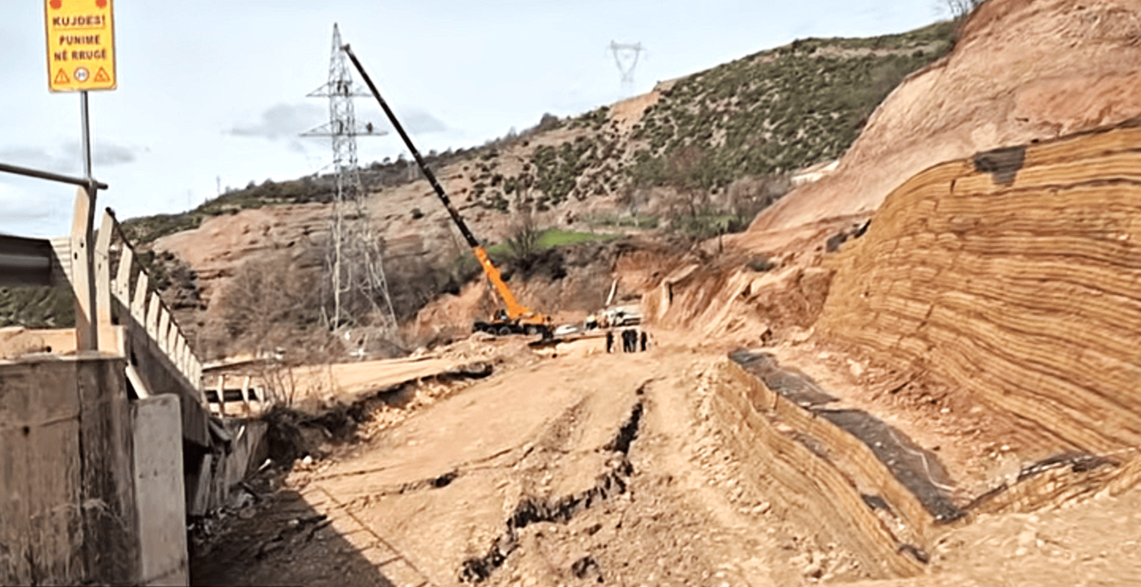 ПОРАДИ ОГРОМЕН ОДРОН НА НОВИОТ АВТОПАТ ВО АЛБАНИЈА, камионите од Македонија привремено пренасочени кон преминот Блато