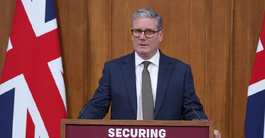 Кир Стармер им се извинува на жртвите на Епштајн за назначувањето на Манделсон