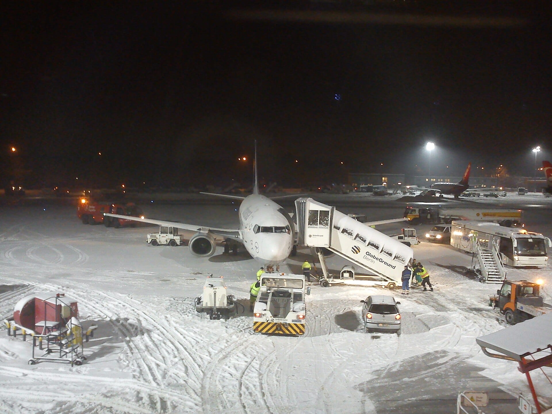 СНЕЖНОТО НЕВРЕМЕ ГО ИЗРЕМЕТИ АВИОНСКИОТ СООБРАЌАЈ во Европа, откажани стотици летови, патници заглавени во паркирани авиони