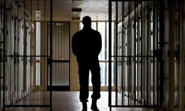 Кој влегол во ќелијата на Епштајн ноќта кога починал? Видео од затворот ја разбранува Америка