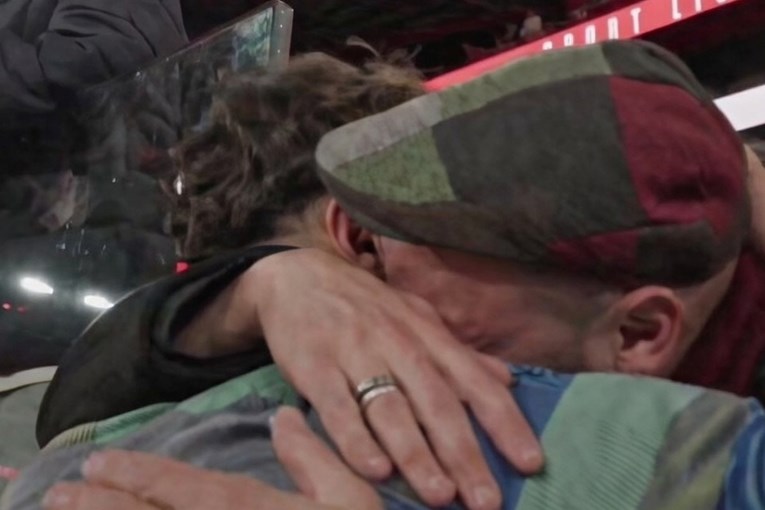 За Реал дебитира 18-годишник, соиграчите му го потпишаа дресот – а татко му плачеше! (ФОТО)