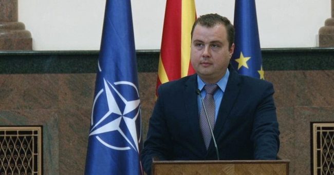 МИНИСТРИТЕ ФИЛКОВ И МИНЧЕВ ОД ЗНАМ ИЗЛЕГОА ОД СОБРАНИСКАТА САЛА КОГА ПРАТЕНИКОТ ПРЕНЏОВ ОД ВМРО-ДПМНЕ ГО ПОВИКА МИЦКОСКИ ДА ЗБОРУВА ЗА АРТАН ГРУБИ И ЗА КАНАБИСОТ