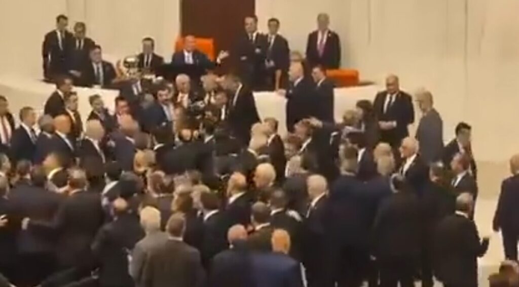 ВИДЕО: Тепачка во парламентот во Турција за време на положување заклетва