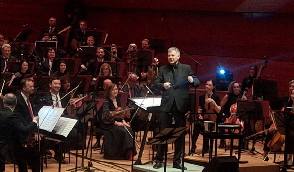 И ХАРМОНИКАТА МОЖЕ ДА СЕ СКРШИ КАКО СРЦЕТО, РЕЧЕ АНГЛИСКИОТ ДИРИГЕНТ ТИМОТИ РЕДМОНД НА ЉУБОВНИОТ КОНЦЕРТ ВО ФИЛХАРМОНИЈАТА