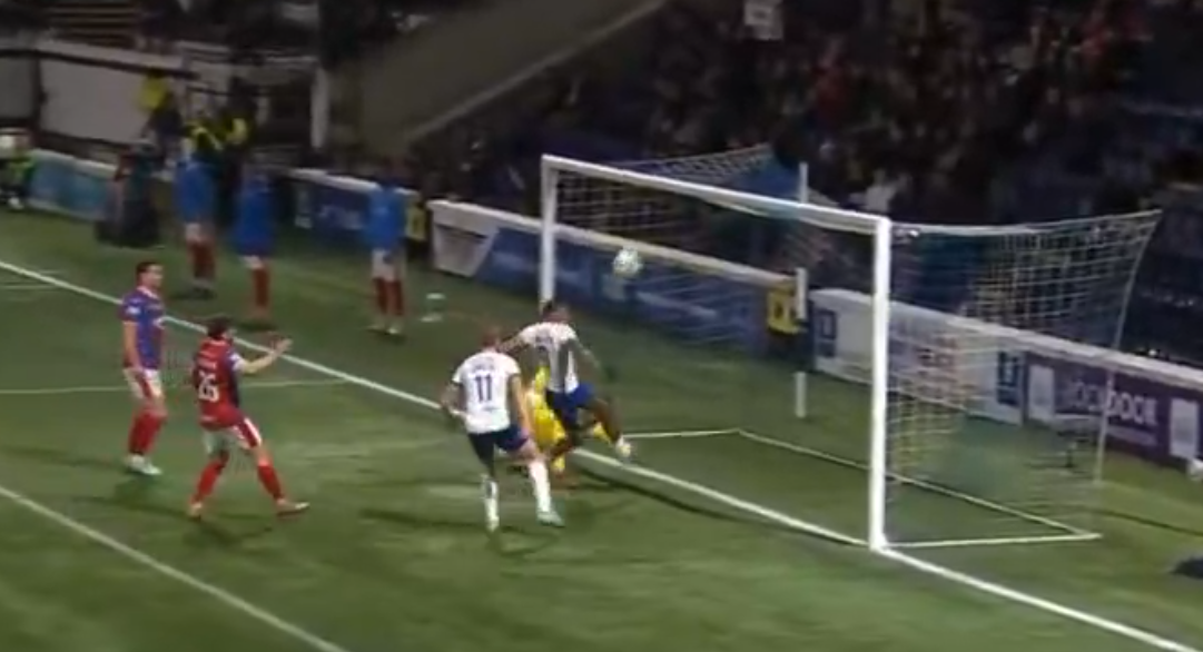 Вакво нешто не сте виделе: Двајца од ист тим пред празен гол, еден погоди пречка, а другиот – соиграчот! (ВИДЕО)