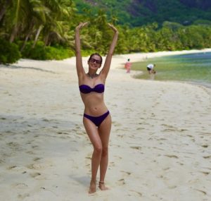 Популарната македонска пејачка Каролина Гочева ја покори плажата на Сејшелите (ФОТО)