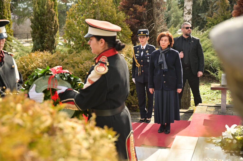 Сиљановска-Давкова положи венец на гробот на претседателот Борис Трајковски