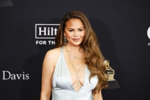 (Видео) „Прекрасна е, но образите ќе ѝ експлодираат“: Позната манекенка повторно отиде „под нож“